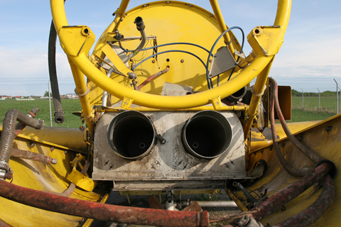 And last but not least, a view down the lower engine bay. The air filter that feed the engine with nice, clean air is the most imposing feature. Despite the turboprop's somewhat higher resistance to dust than piston engines, bad filtering can lead to a rapid decrease in engine performance and more often than not serious damage to the compressor