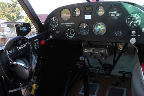 The aforementioned panel. Simple and uncluttered, it contains all you really need for VFR flying.