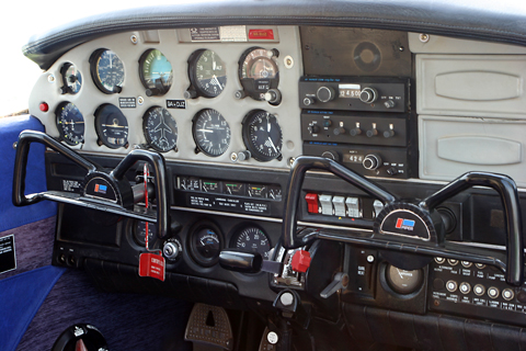 The typical Piper cockpit. Though not much of a looker from the outside, in here DJZ was equipped rather nicely. You had a transponder, VOR and ADF, pretty much everything you needed for any form of VFR flying