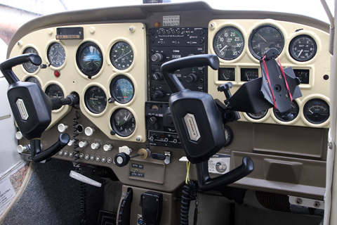 And a very nice cockpit to round it up. The "place 'em where you can" instrument layout is also typical of early Cessna singles in general. An interesting addition is the German WW2-style manifold pressure gauge to the right of the tachometer. Like its counterparts on Messerschmitts and Focke-Wulfs of old - from whom it may even come - the gauge measures in atmospheres, rather than inches of mercury. Takes some getting used to, but it's very simple: 29.92 inHg = 1013.25 hPa = 1 atmosphere