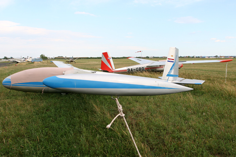 A strong 12 knot crosswind, with gusts to 16, and impending severe weather coming from the west and north kept our nice visitors grounded the entire day