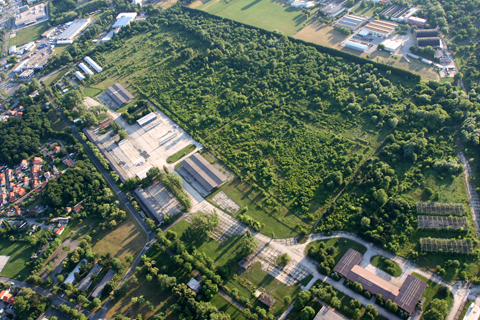 Quarterview showing (almost) the entire taxiway complex. I had first entered the field via the access path visible at the bottom of the shot, right by the blocky apron