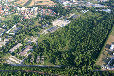 IMO the best shot of the day :). Turning back to our route, we passed the north of the field, allowing for a full-view shot