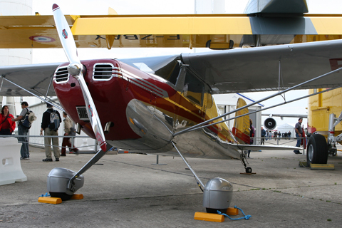 F-AZOC, a Cessna 140, was first in line. I just adore bare-metal singles... if they have polished metal props and red stripes, I'm sold! :)