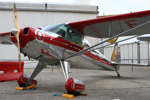 F-PMCD, what at first thought to be a Cessna 120, turned out to be a rare Luscombe 8A Master (of the Silvaire family). Beautiful thing, the bright red really suits it