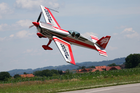 The meaner and more powerful Extra 330SC with Mr. Podlunšek at the controls slicing low above the runway