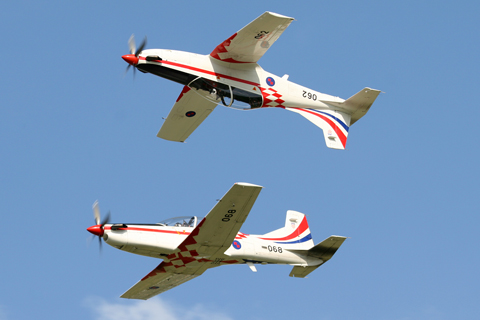 The traditional "wow" maneuver, the mirror flight. This one keeps getting tighter and tighter with each show :)