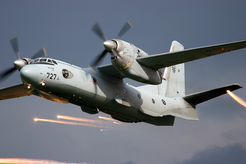 Normally, flares burn up completely about a dozen or so seconds after they're fired. But given the how low the big Anushka was, one near-expired flar almost hit me in the head :).