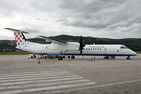 Here she is on the tarmac at Split (who'd have thought that after yawning at two A380 as Paris I'd be exicted by a lowly Dash 8 :) ). That damned overcast that that had stretched across much of Europe didn't spare the coast either