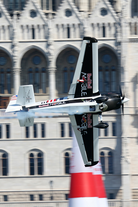 One of the "big names", Mike Mangold flying Edge 540 Race 11, shows off the 540's insane 420 degree/sec roll rate