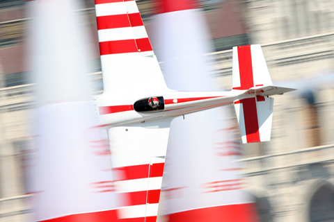 A confusion of red and white as Bonhomme goes through one of the vertical gates