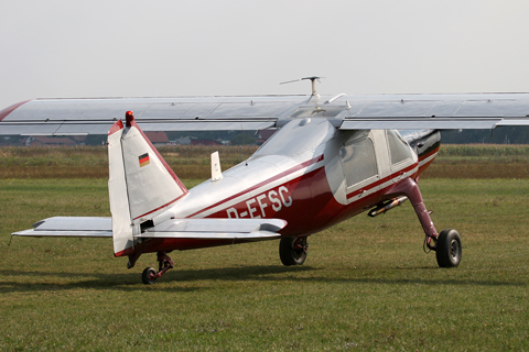 Having a cantilever wing, the Do-27 does away with draggy wing struts. However, this requries a robust centre wing structure, hence the "hump" above the cabin