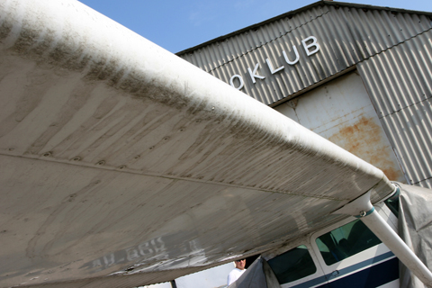 Next, we had to remove the covers... which we regretted a moment later. They apparently haven't been lifted once in the past six years and in the heat all of the dust and dirt under them "baked" onto the fuselage. The wings - thankfully uncovered - were just plain dirty :)