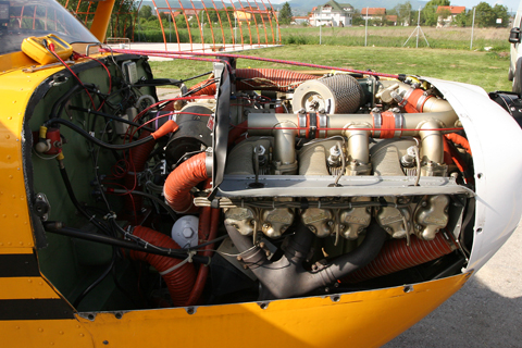 The first six-cyl here belongs to the Reims FR172 Rocket, the most powerful Skyhawk development so far (the earlier F model is pictured here). A Continental direct injection IO-360, it has the same capacity of the four-cyl model - and, as far as I've been able to find out, uses the same cylinders with a shorter piston travel. Interestingly, the air intake and its filter are right on top of the engine, an unique solution that prevents intake ice at the cost of some performance