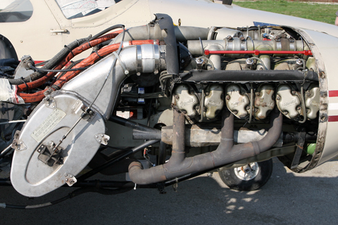 A very similar - but turbocharged - TSIO-360 powering the Piper Seneca with its 220 HP continuous. Has a big air filter this thing...