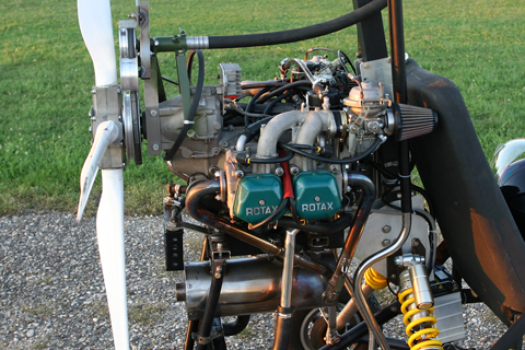 I must admit that my Rotax Spotting Skills are often short of the mark, but this looks like a 914, possibly 80 HP. Being mounted on a gyrocopter, this seems about right...