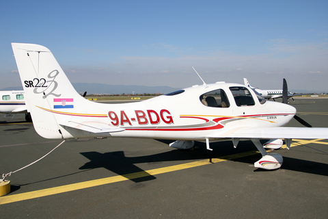 Rear quarterview. Completely fascinated by the Cirrus, I had completely failed to notice a much rarer Fairchild Metro in the background :D