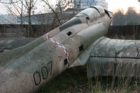 Though in serious need of a wash, the whole aircraft appeared to be structurally intact. Even the engine was still in the fuselage, though the tailpipe was damaged, probably when the aircraft tipped over