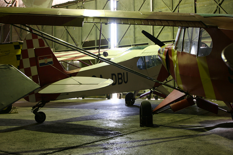 Another shot toward "The Crack" (no rude hidden meaning intended :D ), the gap between two hangar door sections. Being quite old - almost 70 years - the hangar is becoming a bit shabby...