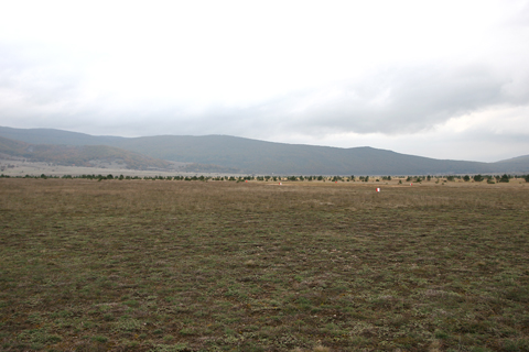 Another oblique view of the RWY 02 threshold, look west-southwest. The hills and mountains all around are part of the Dinaridi chain, which is in itself a lower and gentler extension of the Alps