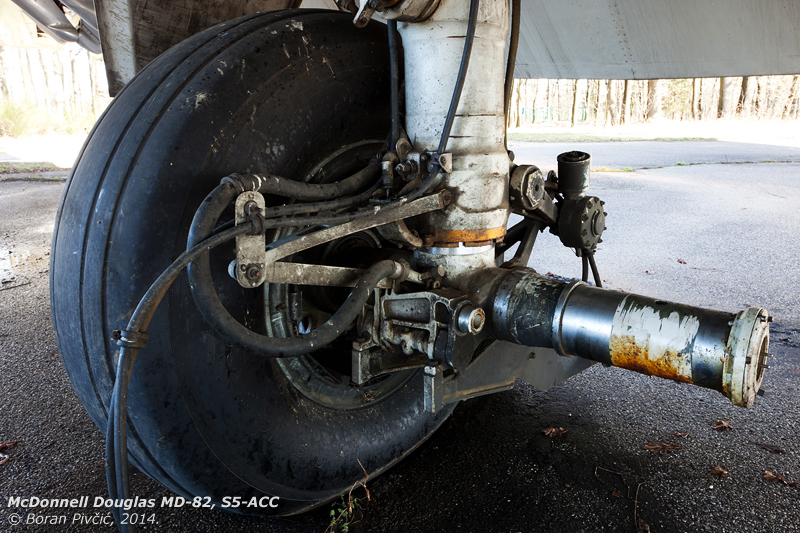 A rare opportunity to take a peak at the MD's main wheel assembly. Even though it is not the most impressive unit around - not by a long shot - one cannot but be impressed at the size and robustness of all its components. A design built to true Douglas measure!