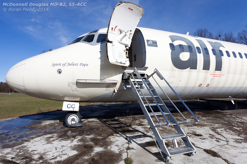 Like the rear door, the front is well equipped for operations from spartan airports (a trait shared with - among others - the 737). Of interest is also the jet's name; while I have not been able to ascertain what exactly does "Juliett Papa" refer to, I have a sneaking suspicion it has something to do with JP, the IATA airline code for Slovenia's national carrier Adria Airways (from which I believe a number of Aurora crew had transferred).