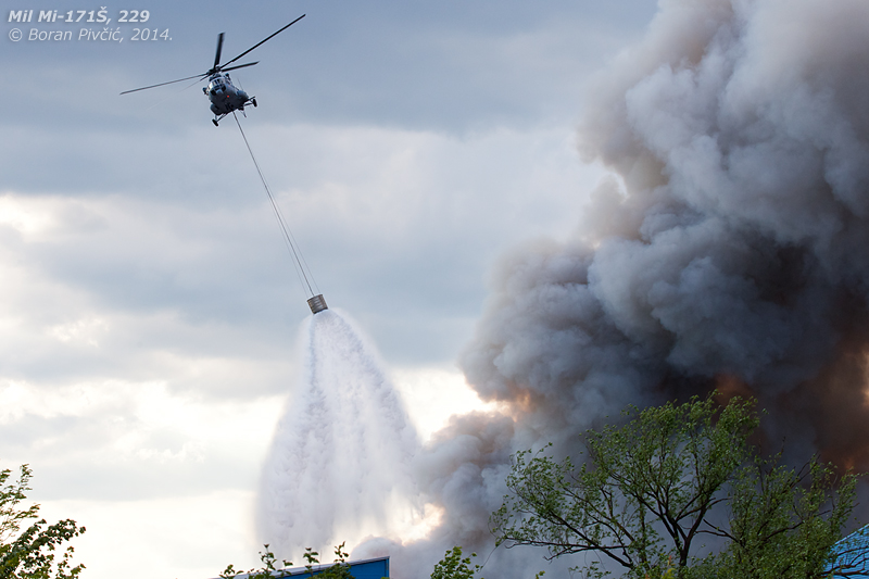 229 attempting to control the blaze using a FLORY 2600 bambi bucket. Scooping up water in a nearby artificial lake, the crew were able to drop a load every few minutes - sadly without much effect.